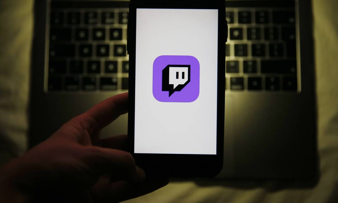 Smartphone exibe a logo do Twitch, operado pela Amazon Foto: Hollie Adams / Bloomberg