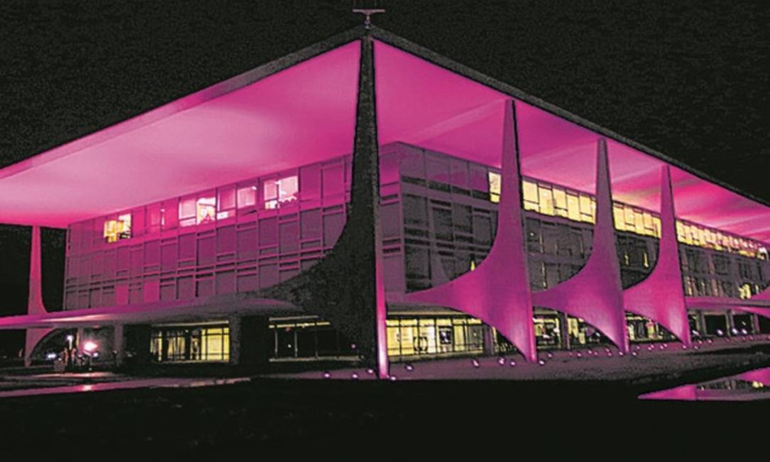 Planalto iluminado com as cores da campanha de prevenção ao câncer de mama: alta na conta de luz Foto: Fabio Rodrigues-Pozzebom/Agência Brasil