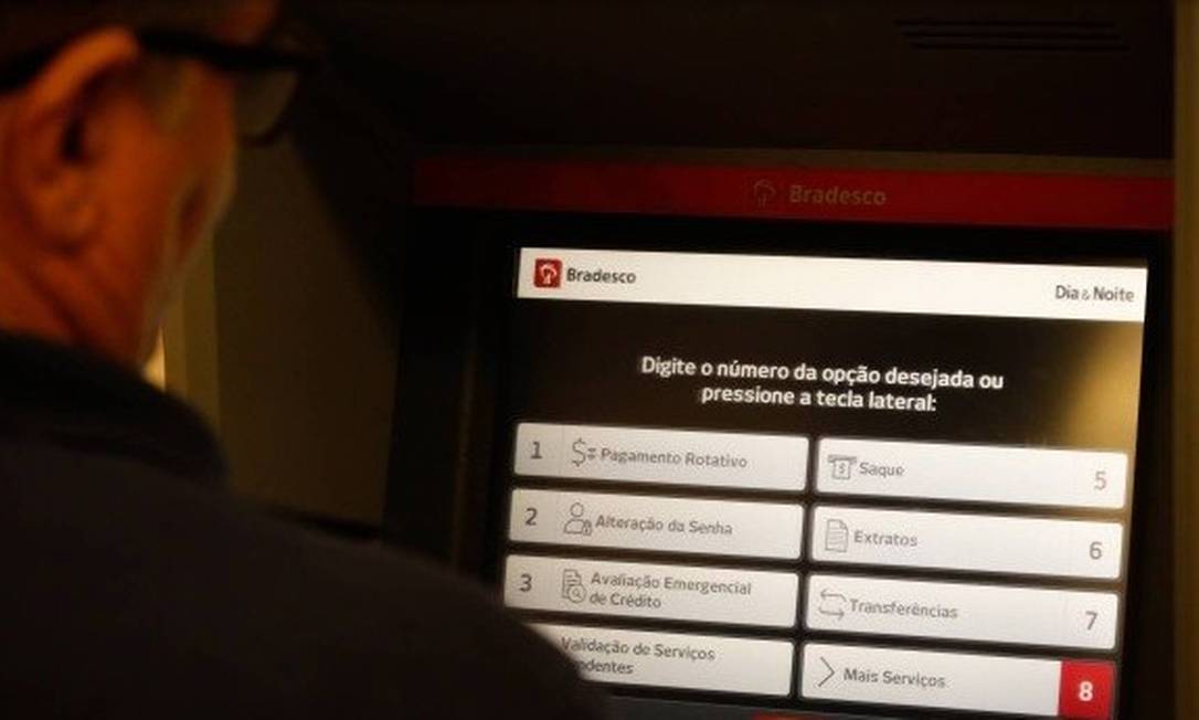 Caixa eletrônico: em muitos bancos, a prova de vida é feita por biometria Foto: Pablo Jacob / Agência O Globo
