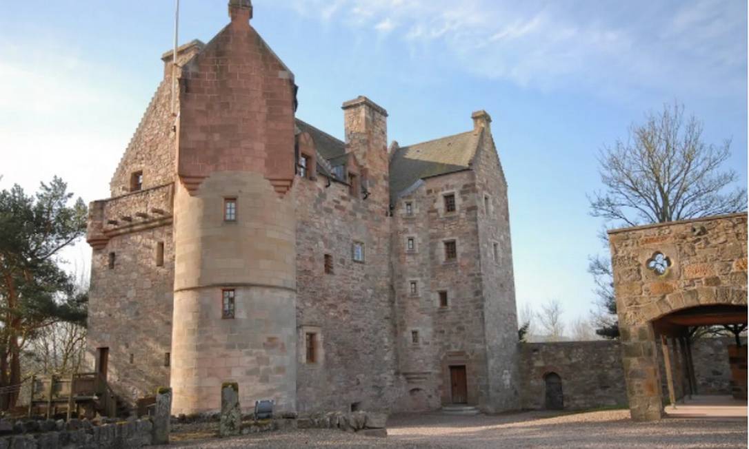 O Castelo Dairsie, na Escócia, acomoda até 14 pessoas e tem diária de cerca de R$ 5.600 Foto: Reprodução