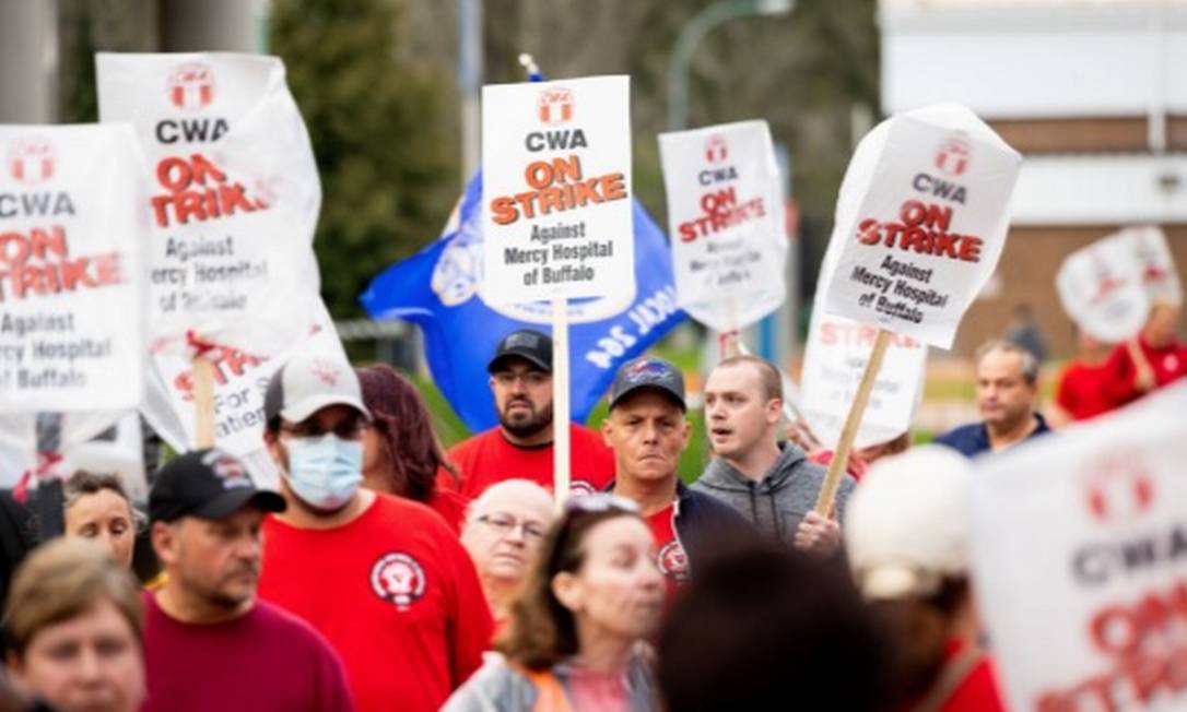 Trabalhadores da saúde participam de protesto por melhores condições de trabalho em hospitais em meio à pandemia, em Nova York Foto: Reuters