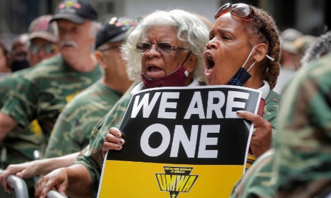 Membros da United Mine Workers of America (UMWA) e outros líderes trabalhistas fazem piquete fora da sede da BlackRock, na cidade de Nova York Foto: Reuters