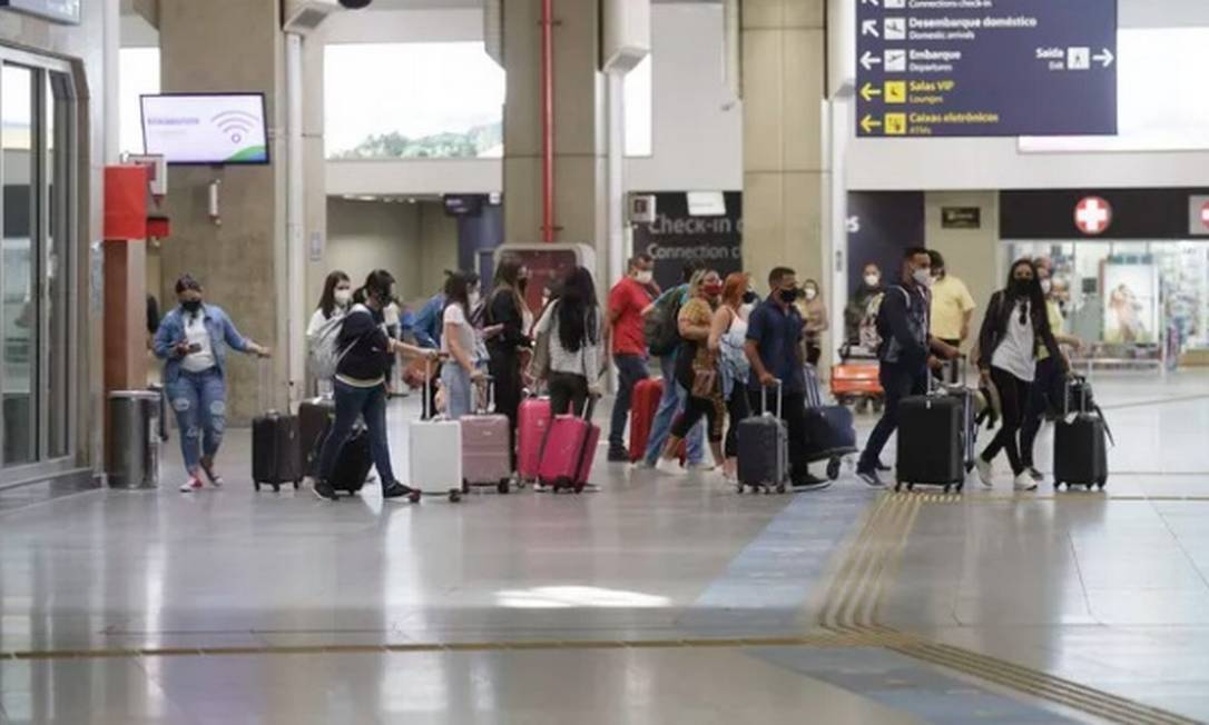 Passageiros no Aeroporto Internacional Galeão-Tom Jobim obter crédito de voos cancelados na pandemia Foto: Márcia Foletto/Agência O Globo
