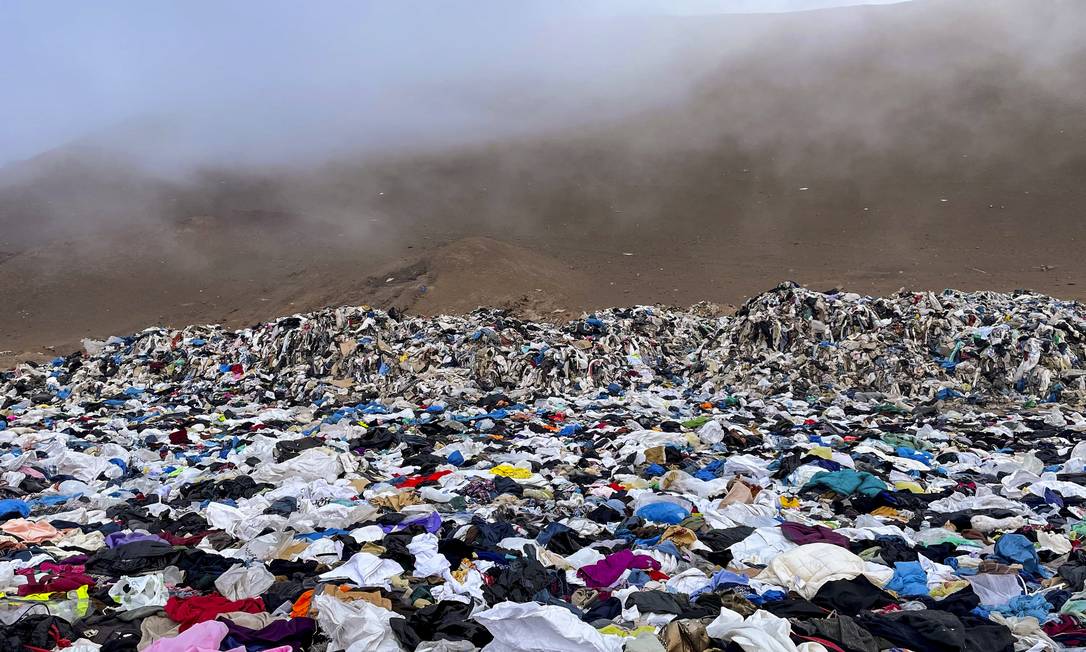 Vista das roupas usadas expostas no deserto do Atacama, no Chile Foto: Martini Bernetti / AFP