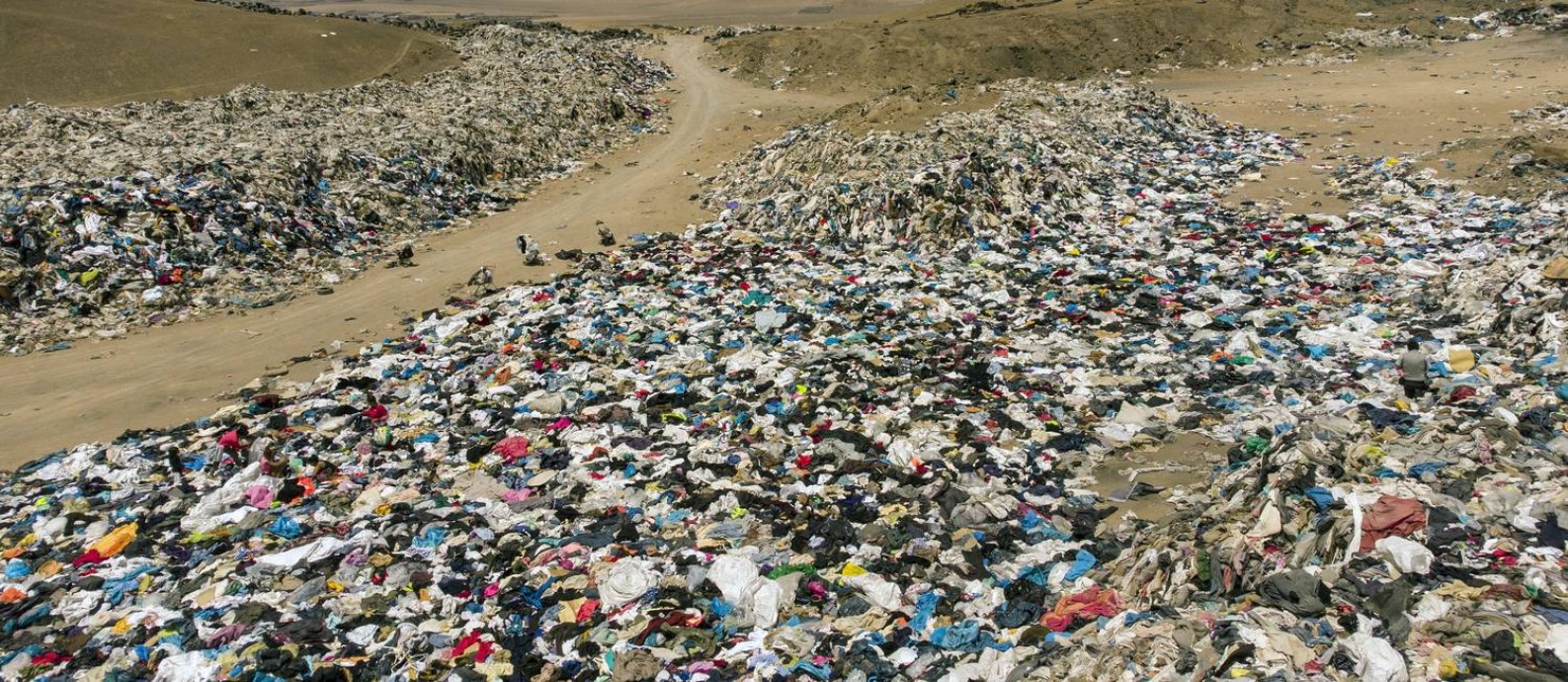 Vista das roupas usadas expostas no deserto do Atacama Foto: Martini Bernetti / AFP