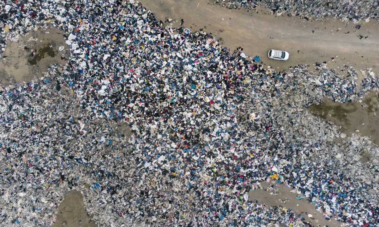 Vista aérea das toneladas de roupas descartadas nas colinas do deserto do Atacamo, na região de Alto Hospício Foto: MARTIN BERNETTI / AFP