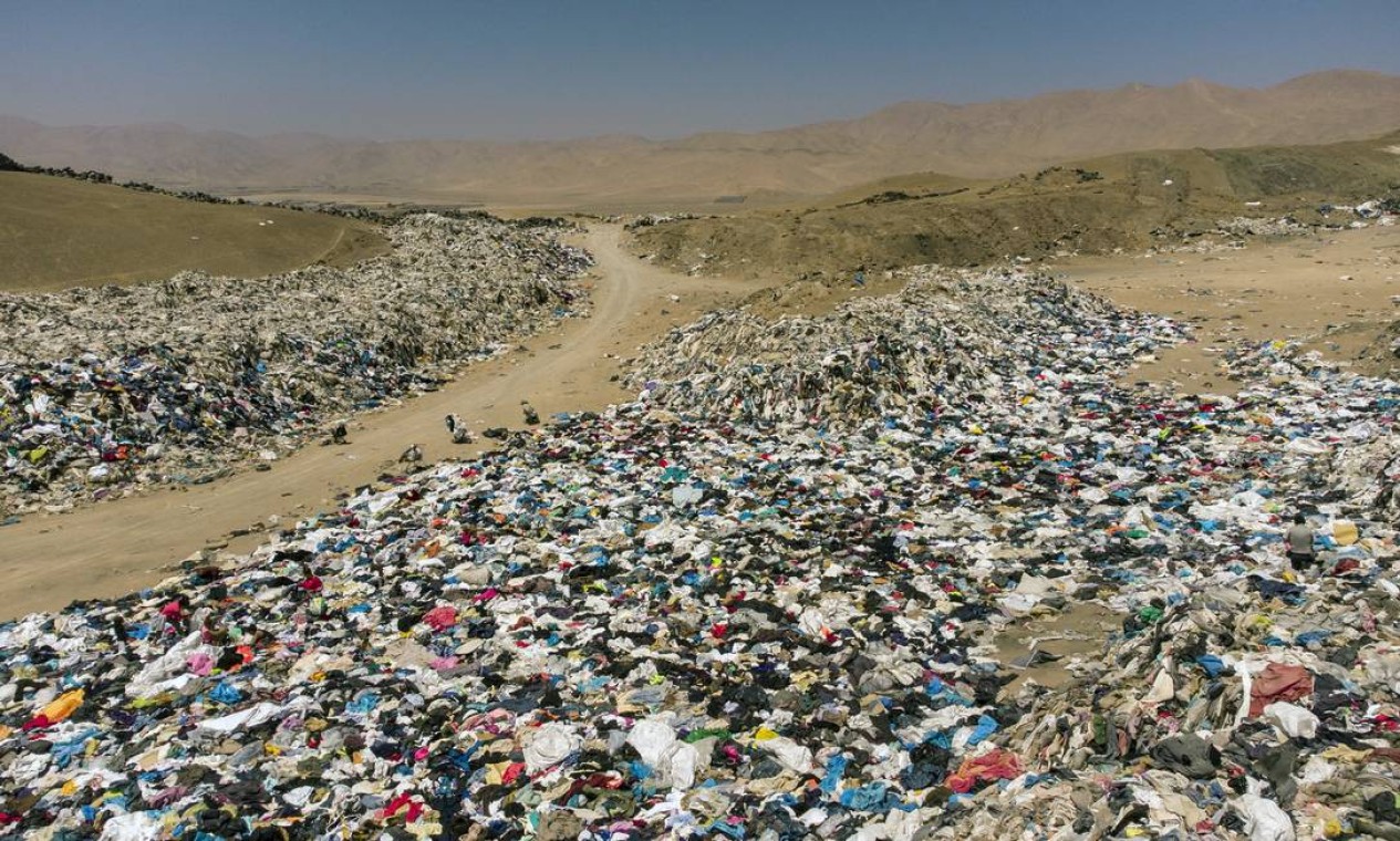 Roupas usadas nos EUA, Ásia e Europa são descartadas no deserto do Atacama Foto: MARTIN BERNETTI / AFP