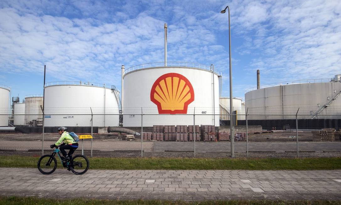 Tanques da Royal Dutch Shell em uma refinaria de Roterdã, na Holanda Foto: Peter Boer / Bloomberg