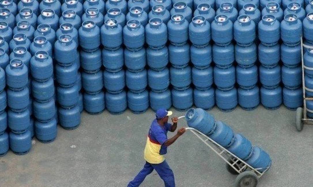 Revendedores de gás de cozinha do Rio já comercializam botijões de 13kg com preços reajustados Foto: Arquivo