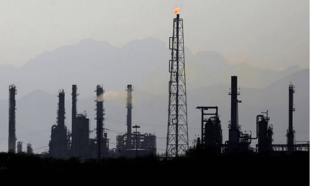 Refinaria Cadereyta da empresa petrolífera estatal mexicana Pemex, em Cadereyta, nos arredores de Monterrey, México: preços do petróleo sobe e afeta países Foto: Reuters