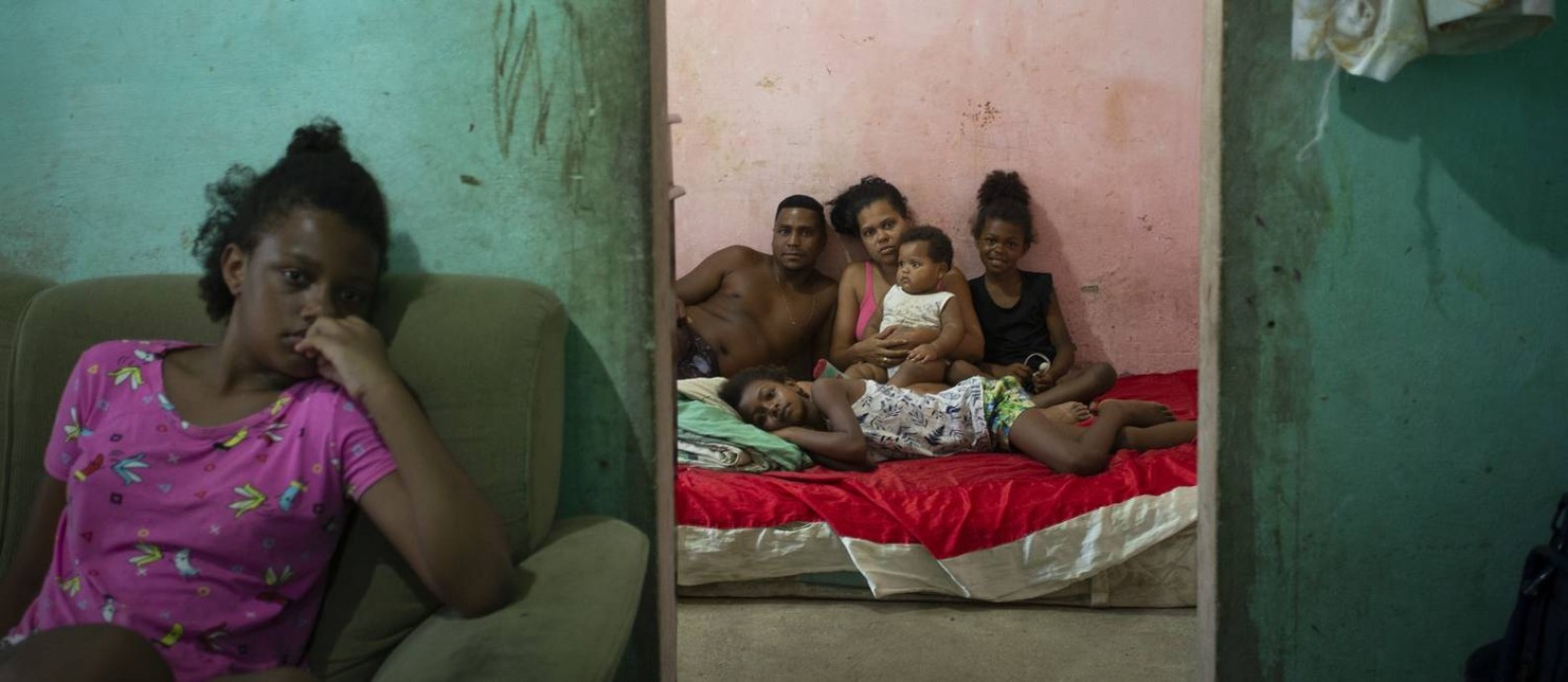 Natália Soares da Silva, moradora de Vila Americana, em Nova Iguaçu, tem quatro filhos e nenhum auxílio do governo. A família vive com biscates do marido Foto: Márcia Foletto / Agência O Globo