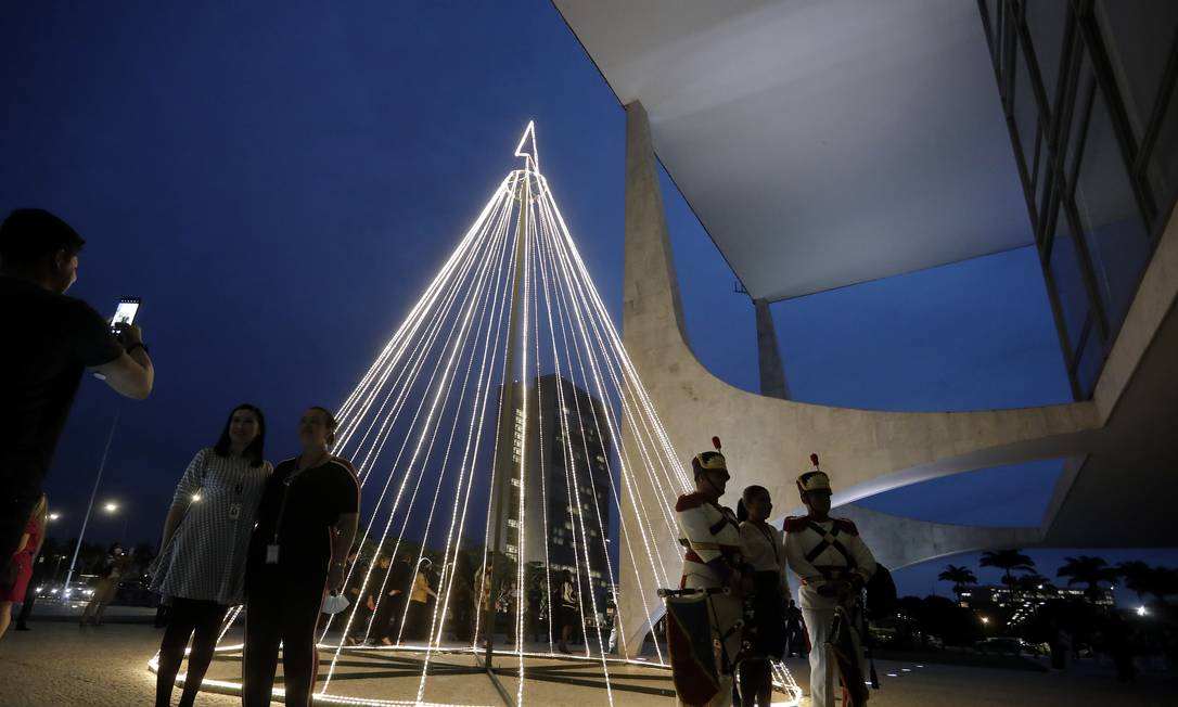 Já é Natal: Árvore luminosa é inaugurada no Palácio do Planalto: apesar de preocupação da equipe econômica, governo pressiona por mais benefícios em 2022 Foto: Cristiano Mariz / Agência O Globo
