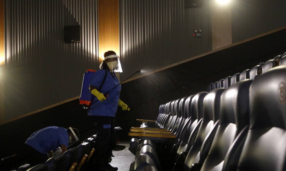 Roteiro próprio - Funcionários fazem higienização em cinema Foto: Fabio Rossi / Agência O Globo