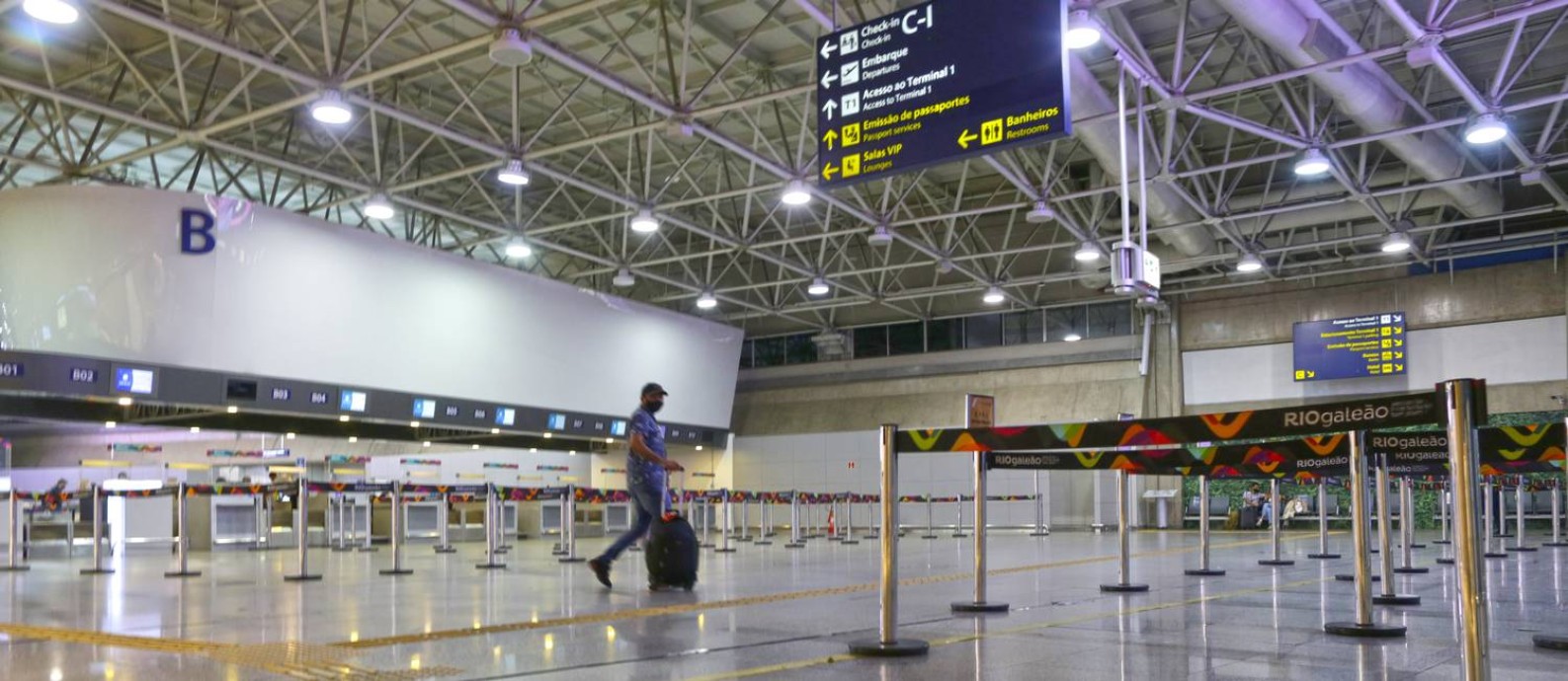 Movimento baixíssimo no aeroporto internacional Galeão-Tom Jobim: Rio perdeu passageiros Foto: Marcia Foletto / Agência O Globo