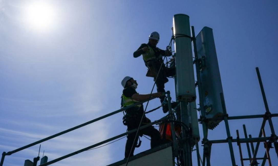 Uso do espaço urbano é um dos entraves para instalação de antenas de telefonia, responsabilidade dos municípios. O 5G demanda cinco vezes mais que a rede atual. Foto: Ian Forsyth/Bloomberg