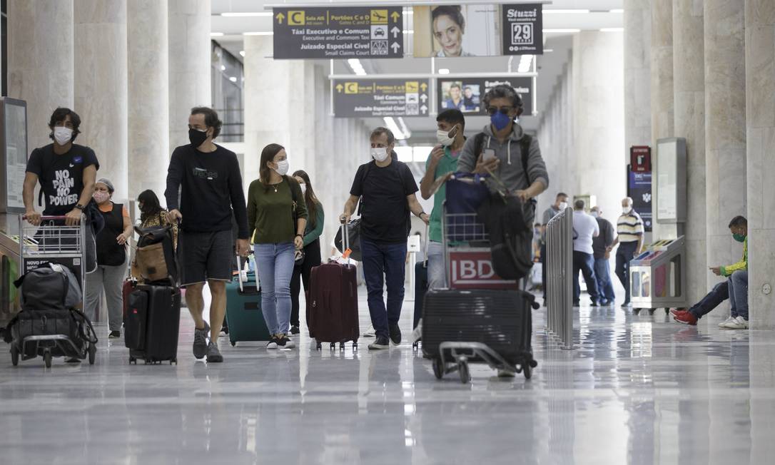 Na foto, movimento de passageiros no aeroporto Santos Dumont Foto: Márcia Foletto / Agência O Globo