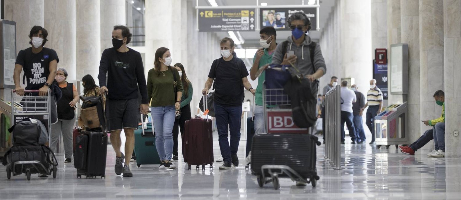 Passageiros na área de desembarque do Aeroporto Santos Dumont, no Centro do Rio Foto: Márcia Foletto/2-6-2021 / Agência O Globo