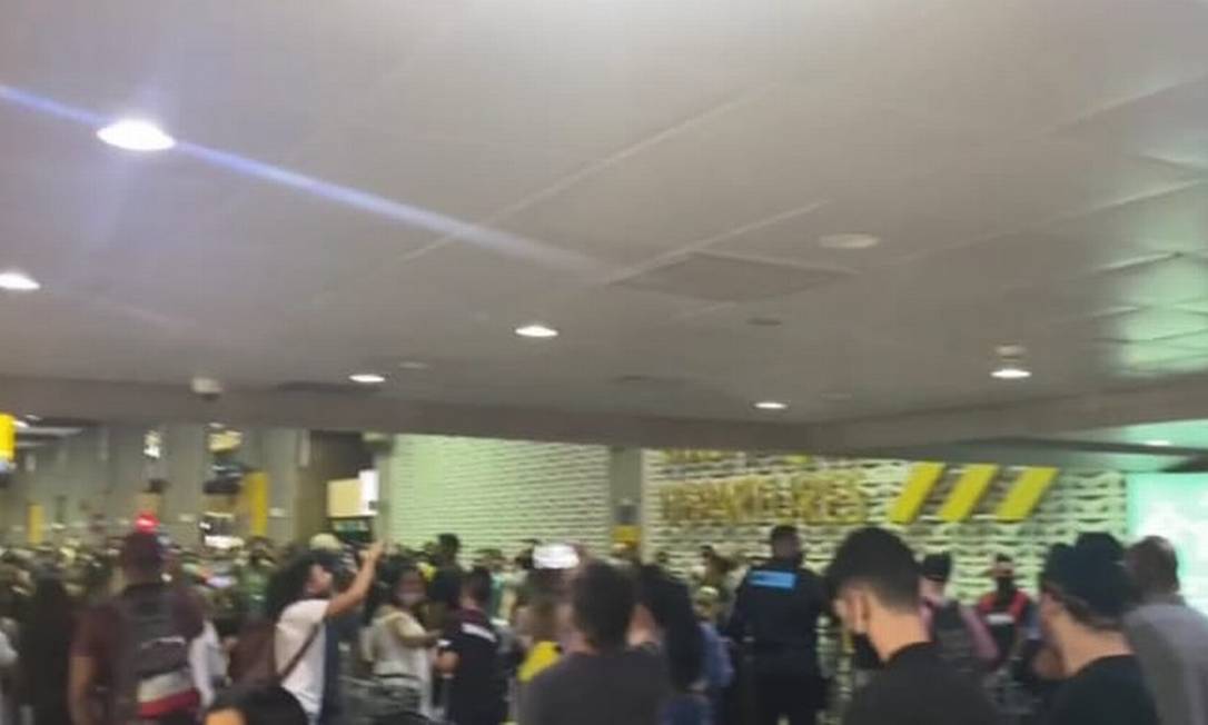 Passageiros da Itapemirim protestam pela suspensão dos voos no Aeroporto Internacional de SP, em Guarulhos Foto: Reprodução redes sociais/g1