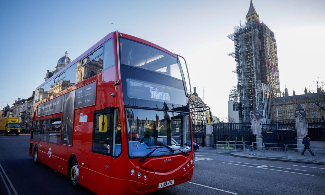 Transporte limpo - Ônibus elétrico em Londres, uma das cidades que estão à frente do resto do mundo na melhoria do sistema: recurso é caminho cumprir metas ambientais Foto: Jason Alden / Bloomberg