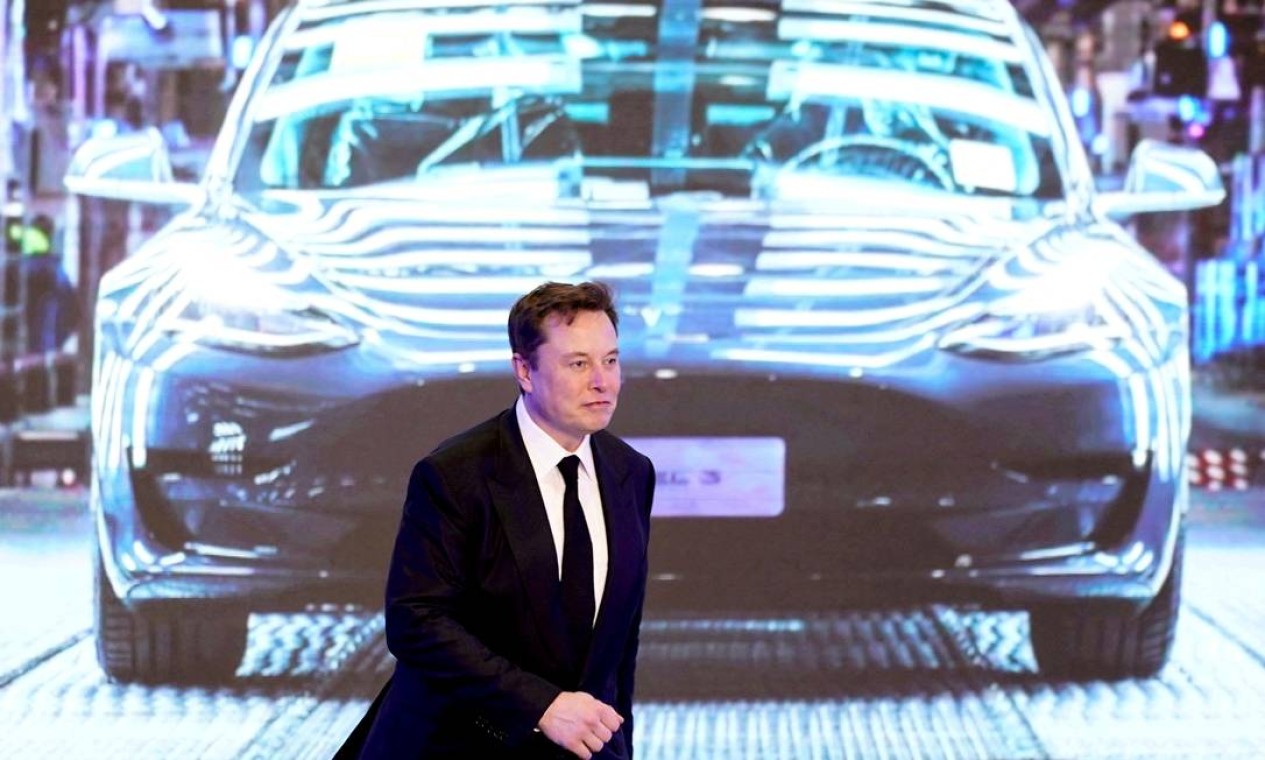 Musk liderou a rodada de investimento na Tesla em 2004 e se tornou presidente do conselho de administração da empresa, hoje maior montadora de veículos elétricos do mundo. Valor de mercado da Tesla subiu para mais de US$ 1 trilhão este ano, tornando-a mais valiosa do que a Ford e a General Motors juntas Foto: Aly Song / REUTERS