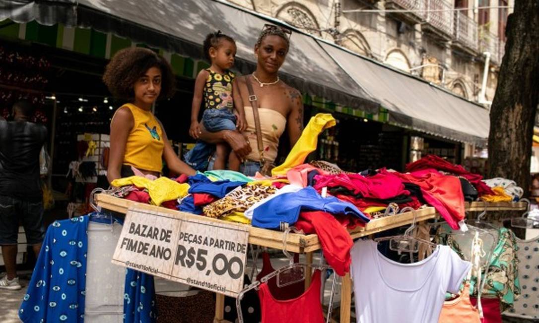 Em busca de ofertas, a vendedora Meiriele dos Santos, com as filhas Jamille, de 11 anos, e Maytê, de 2 Foto: Brenno Carvalho / Agência O Globo