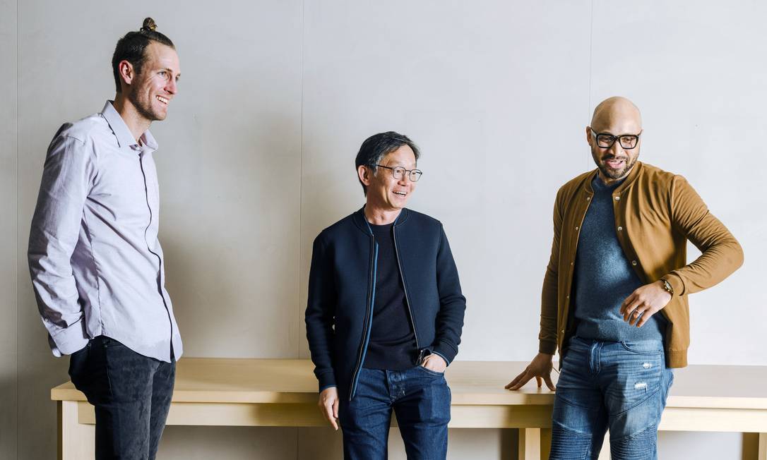 Evan Chang, no meio, ao lado de Sam Blackshear (à esquerda) e Adeniyi Abiodun, seus colegas na Mysten Labs: ele deixou o Facebook para fundar a startup de cripto Foto: Ian C. Bates/The New York Times