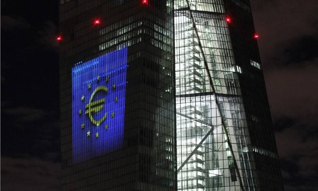 Símbolo do euro projetado na torre do edifício principal do Banco Central Europeu (BCE), em Frankfurt, Alemanha Foto: Daniel Roland/AFP