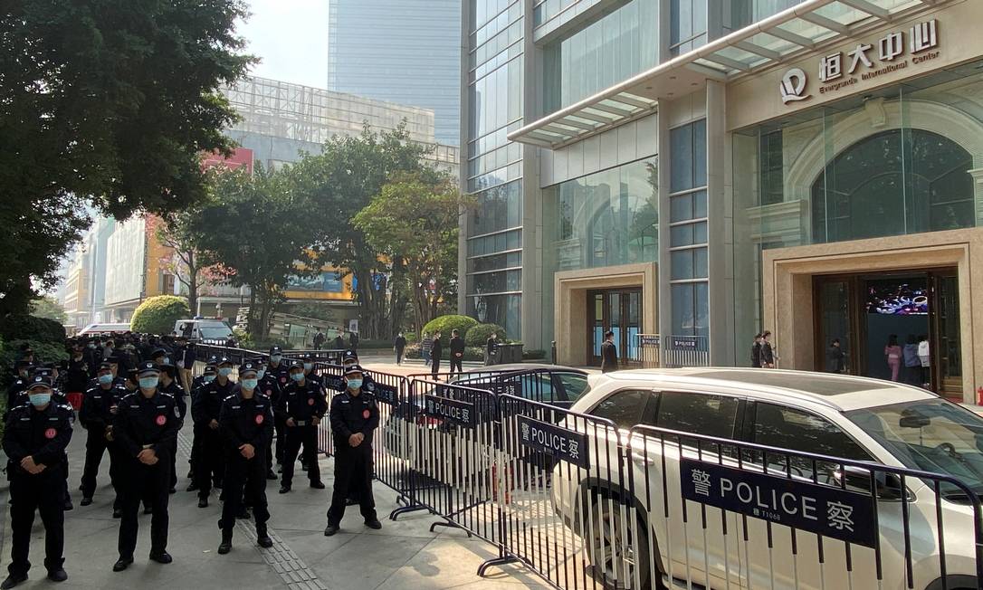 Policiais montam guarda do lado de fora do Centro Internacional Evergrande, em Guangzhou, província de Guangdong, onde os manifestantes protestaram aos gritos de ''Devolva nosso dinheiro'' Foto: David Kirton / Reuters