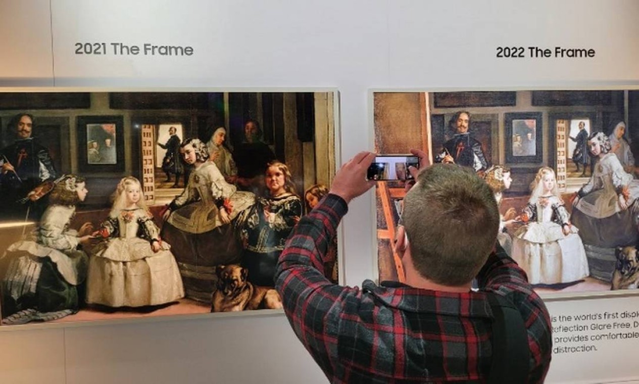 Homem fotograda uma das telas que imita obras de arte clássica Foto: DIvulgação