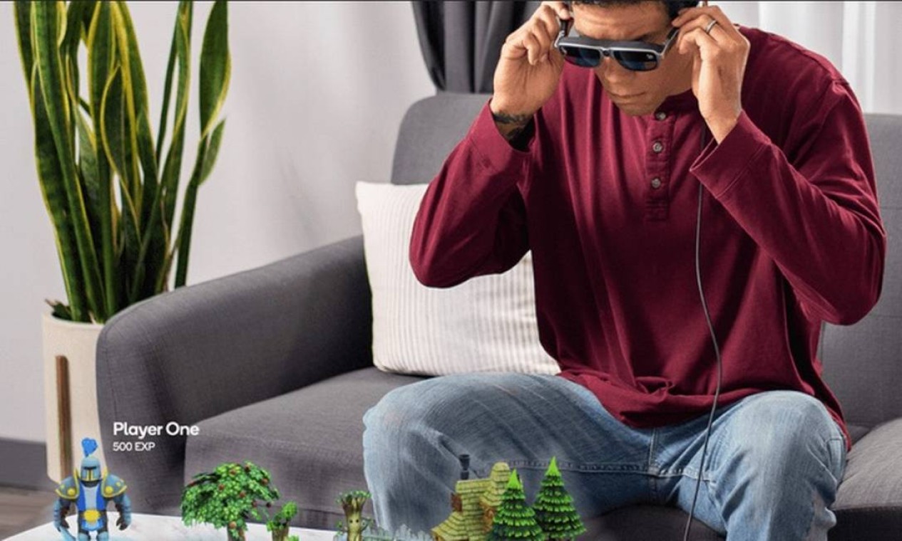 Homem experimentao óculos de realidade virtual da Qualcomm, fabricado em parceria com a Microsoft, chamado "HoloLens" Foto: Divulgação