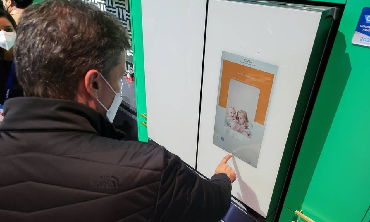 Homem testa conexão por biometria para verificar informações na geladeira Foto: Divulgação
