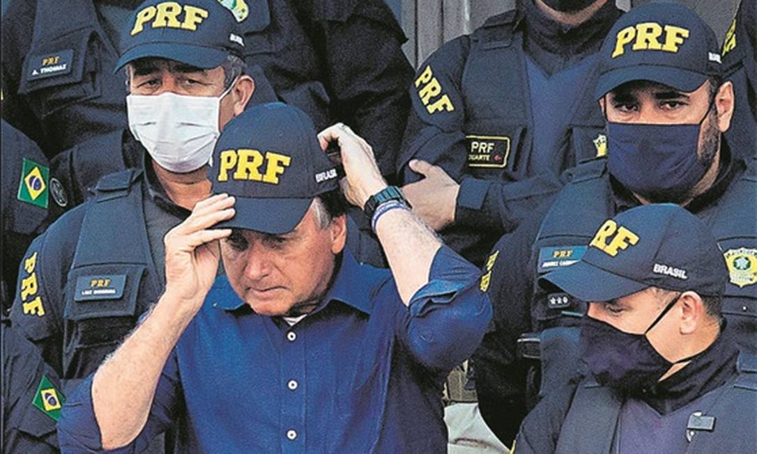 O presidente em posto da PRF em SP: cultivo às categorias policiais em sua base política Foto: Edilson Dantas/Agência O Globo