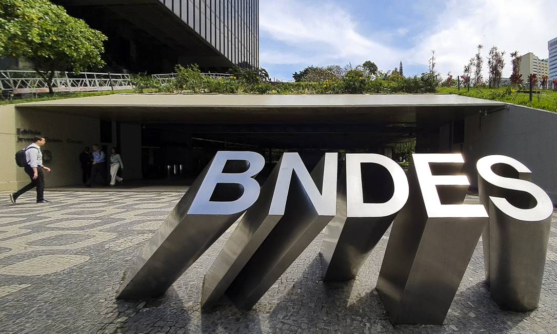 Letreiro na entrada da sede do BNDES, no Centro do Rio Foto: Leo Martins / Agência O Globo