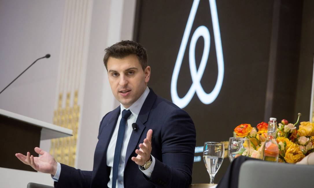 Brian Chesky, CEO do Airbnb, vai passar a morar, nos próximos meses, ao estilo Airbnb Foto: Michael Nagle / Bloomberg
