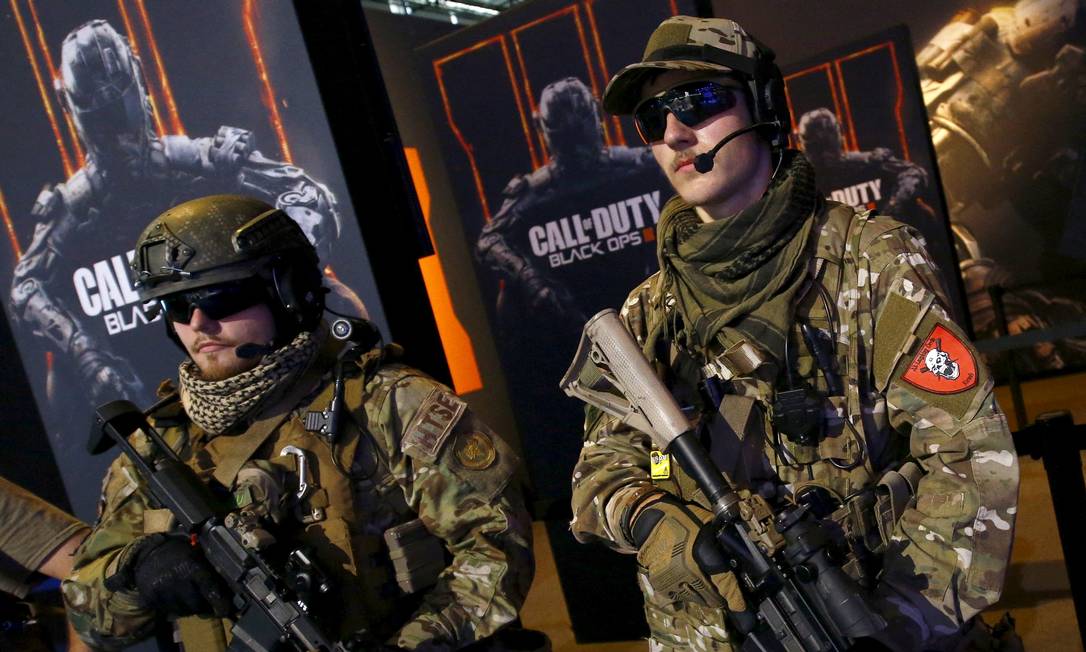 Homens se vestem de soldados para promover o videogame "Call Of Duty Black Ops 3", da Actvision, comprada pela Microsoft por US$ 69 bi Foto: Kai Pfaffenbach / REUTERS