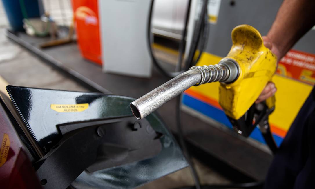 Redução de imposto federal sobre combustível prevista pelo governo tem impacto limitado no preço Foto: FramePhoto / Agência O Globo