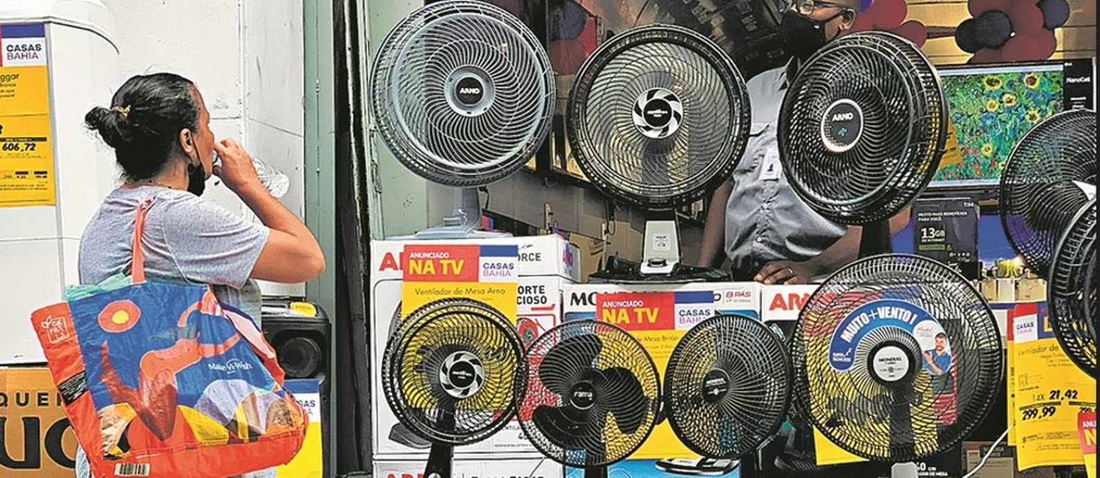 Vitrine da Saara, região de comércio popular no Centro do Rio de Janeiro: calor provoca corrida para comprar ventiladores e condicionadores de ar
Foto: Guito Moreto/Agência O Globo
