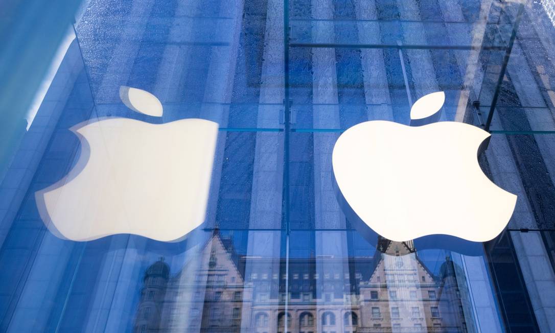 Logo da Apple, empresa mais valiosa do mundo, em uma loja de Nova York Foto: Jeenah Moon / Bloomberg