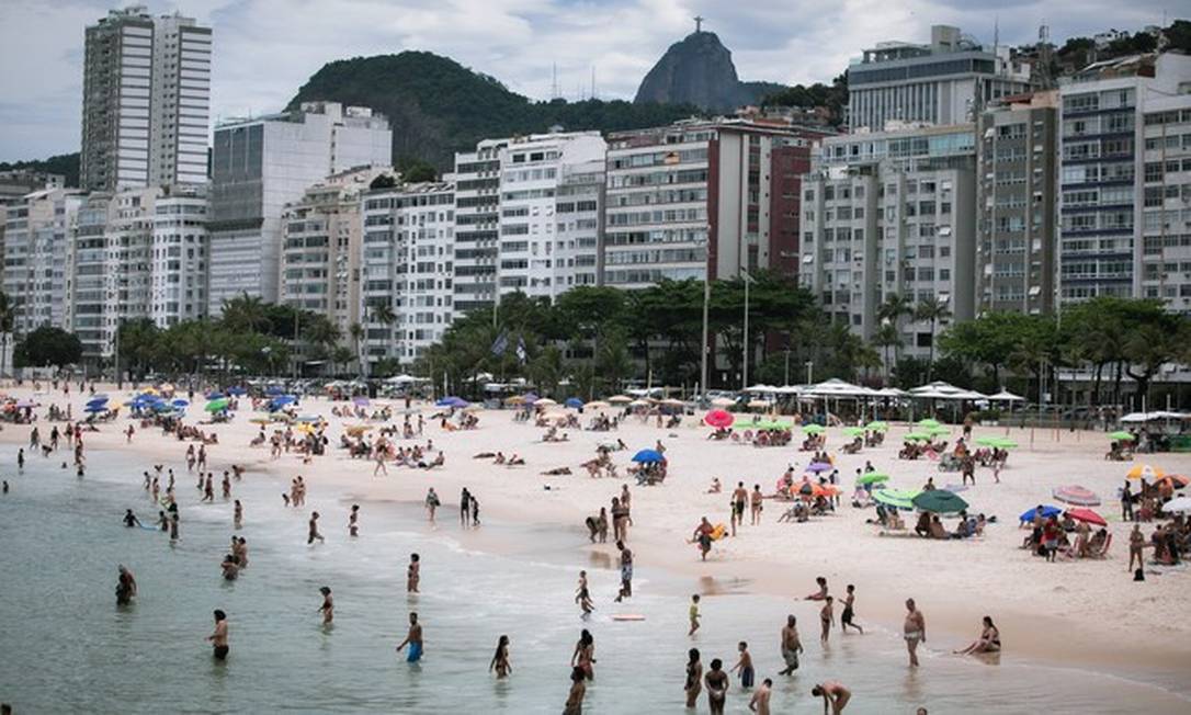 Praia do Leme na Avenida Atlântica Foto: Brenno Carvalho / Agência O Globo