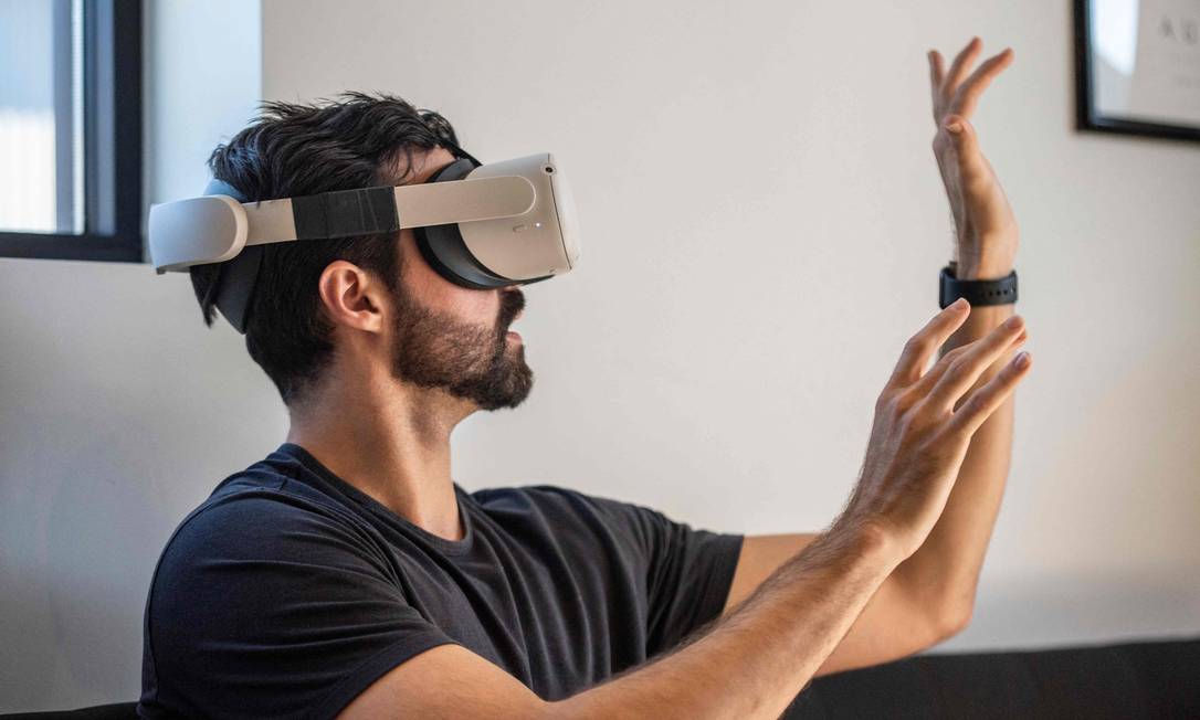 Gavin Menichini, usando o headset Oculus Quest 2 VR, faz uma demonstração do programa Immersed Virtual Reality que pode ser usado para muitas aplicações, incluindo reuniões virtuais nos escritórios da Immersed Foto: Sérgio Flores / AFP