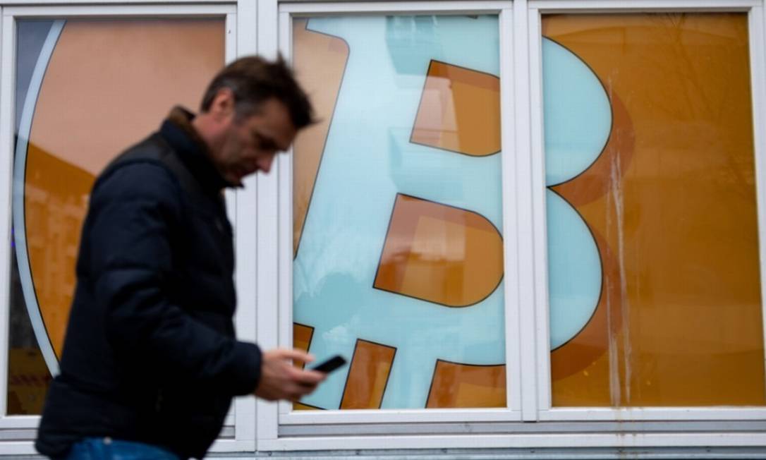Após ataque da Rússia à Ucrânia, Bitcoin caiu para menos de US$ 35.000 em meio à aversão ao risco Foto: Bloomberg