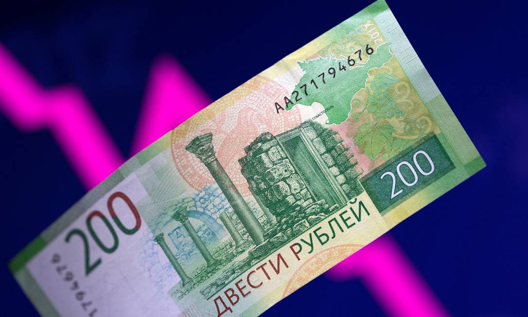 Rublo, a moeda russa, está em forte queda desde o início da guerra Foto: Dado Ruvic / Reuters