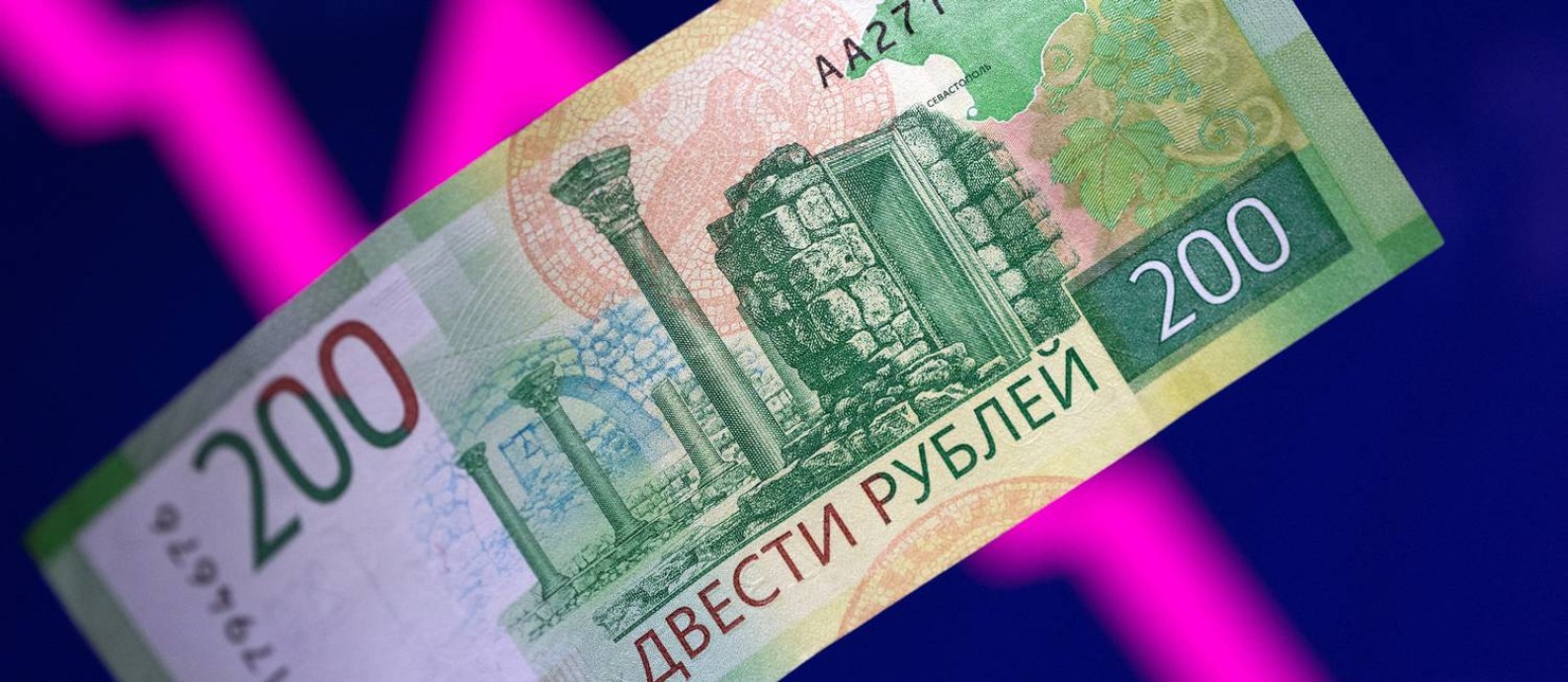 Rublo, a moeda russa, era negociado a 94 por dólar, recuperando as perdas de segunda-feira Foto: Dado Ruvic / Reuters