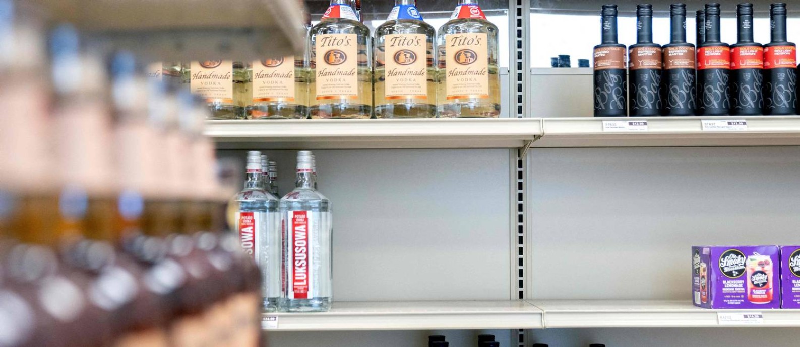 Prateleira vazia em depósito da autoridade estadual de controle de bebidas alcóolicas da Virgínia, nos EUA Foto: STEFANI REYNOLDS / AFP