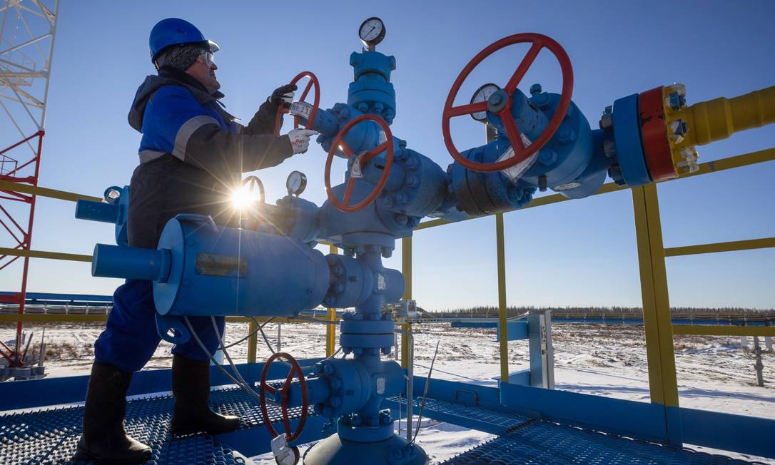 Funcionário em um poço de gás no campo de petróleo, gás e condensado da Gazprom, na Rússia Foto: Andrey Rudakov / Bloomberg