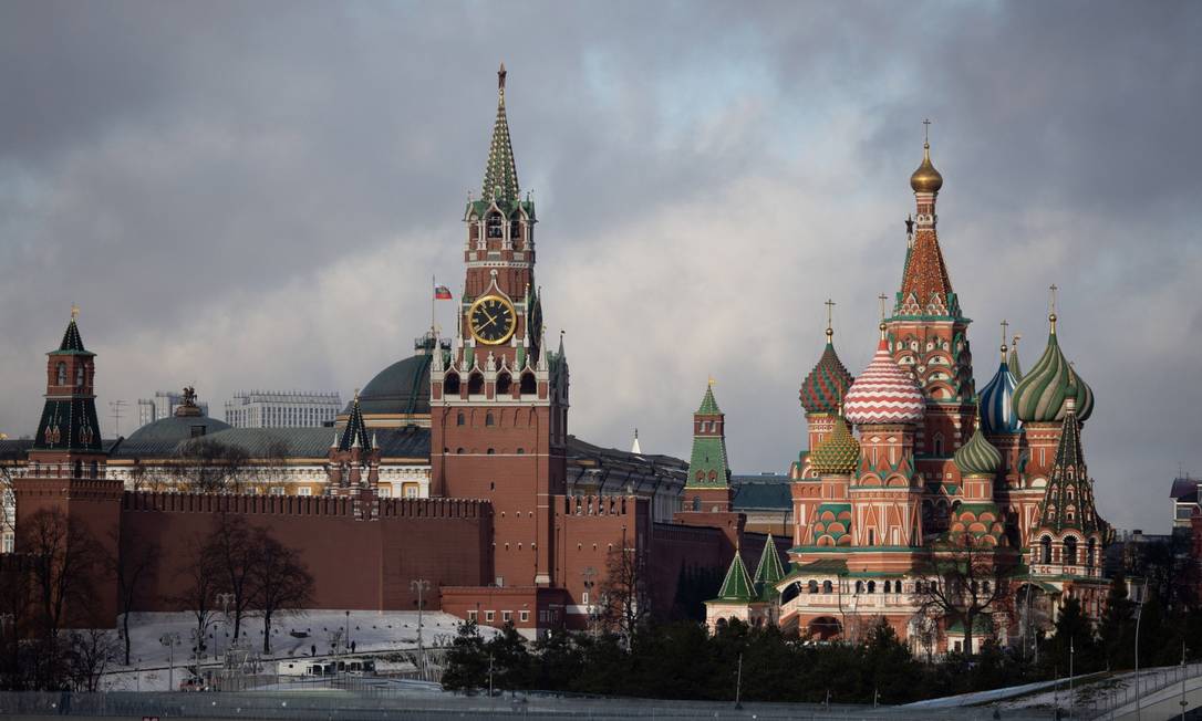 UE estuda novas sanções a magnatas e parlamentares russos. Na foto, a torre Spasskaya do Kremlin, ao centro, e a Catedral de São Basílio, à direita, em Moscou Foto: Andrey Rudakov / Bloomberg
