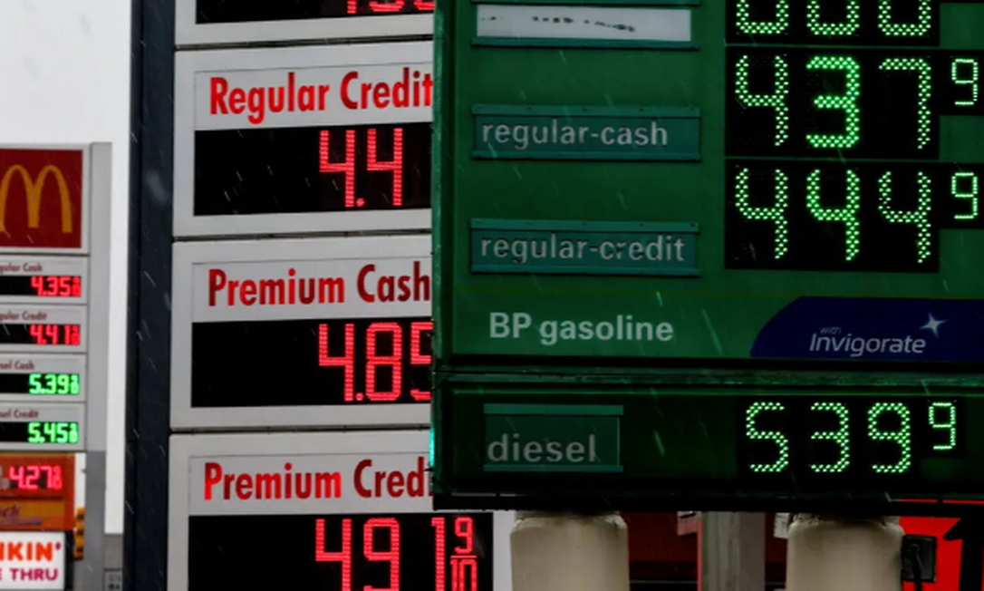Altos custos da gasolina, devido em parte ao conflito na Ucrânia, ameaçam manter a inflação nos EUA elevada por mais tempo Foto: Reuters