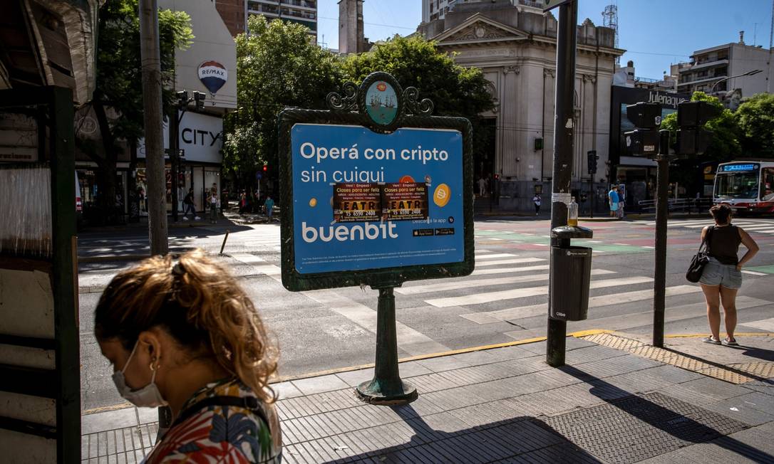 Um anúncio da Buenbit na Avenida Cabildo, em Buenos Aires. Foto: Sarah Pabst / Fotógrafo: Sarah Pabst/Bloomber