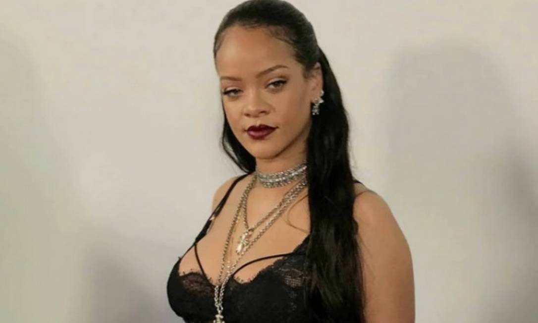 Rihanna, grávida, aparece de lingerie ao participar do desfile da Dior na Paris Fashion Week Foto: Reuters