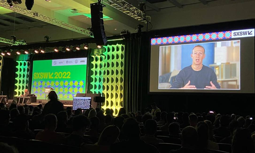 Em entrevista de uma hora por videoconferência para um auditório lotado, Zuckerberg reforçou sua aposta no metaverso anunciou que o Instagram vai permitir a cunhagem de NFTs  Foto: O Globo